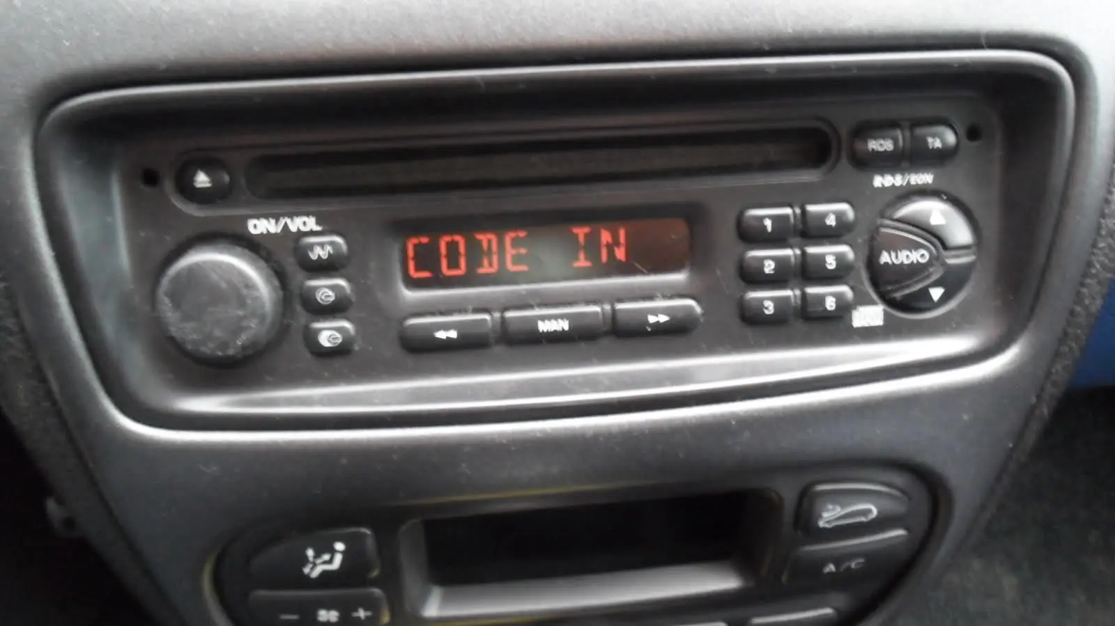 jak rozkodować radio peugeot 206 - Jak wpisać kod do radia Peugeot