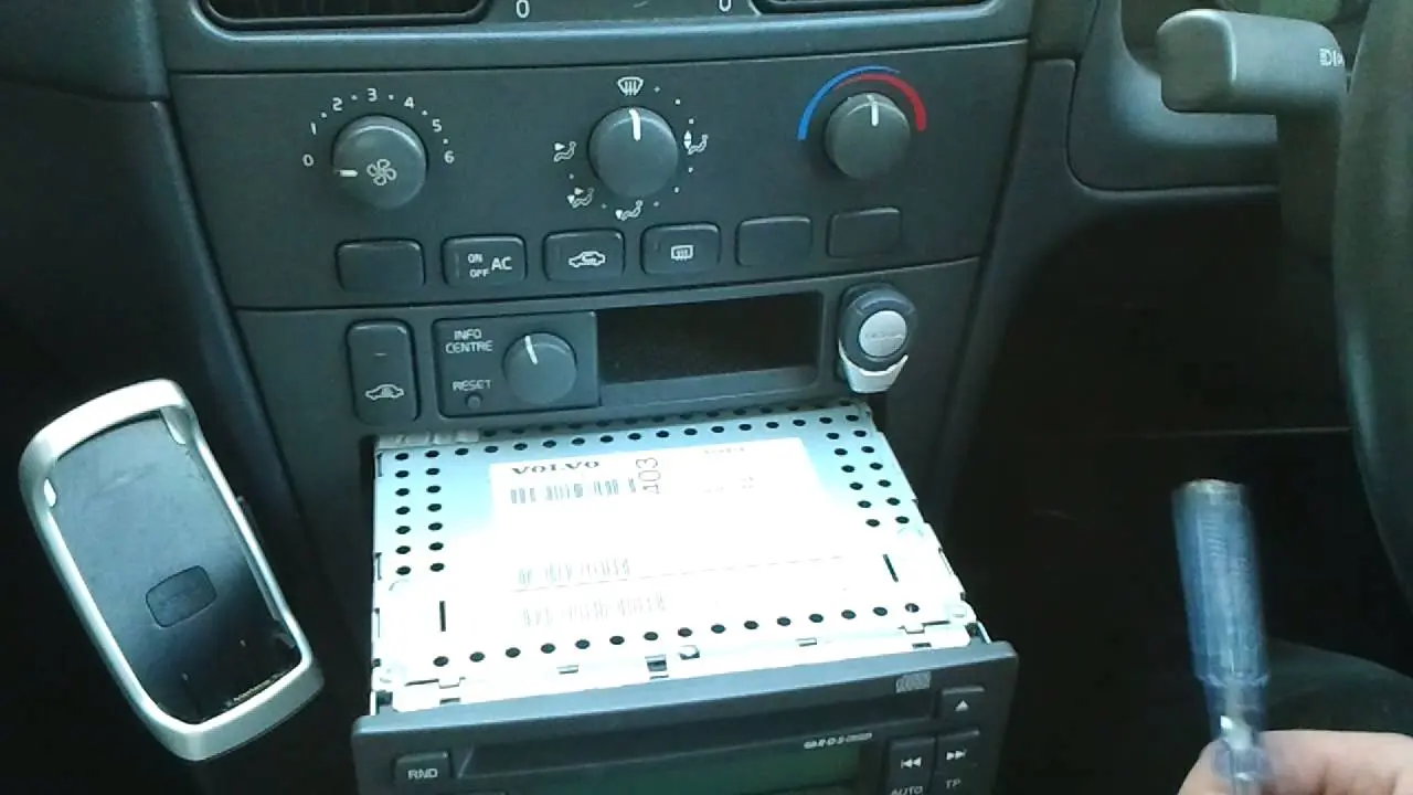 3 krotnie wpisany zly kod radio volvo v40 - Jak zresetować radio w Volvo FH